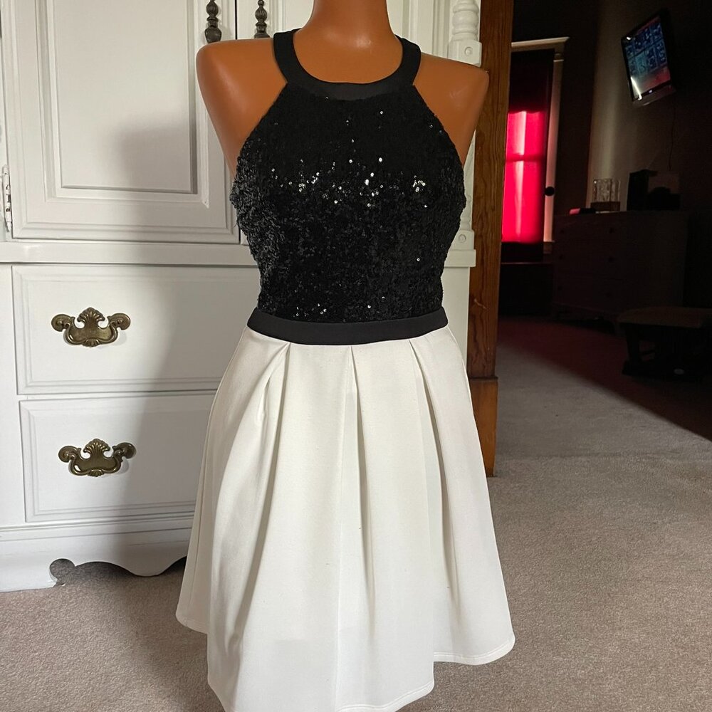 B. Darlin Black & White Cocktail Dress – Size 1/2